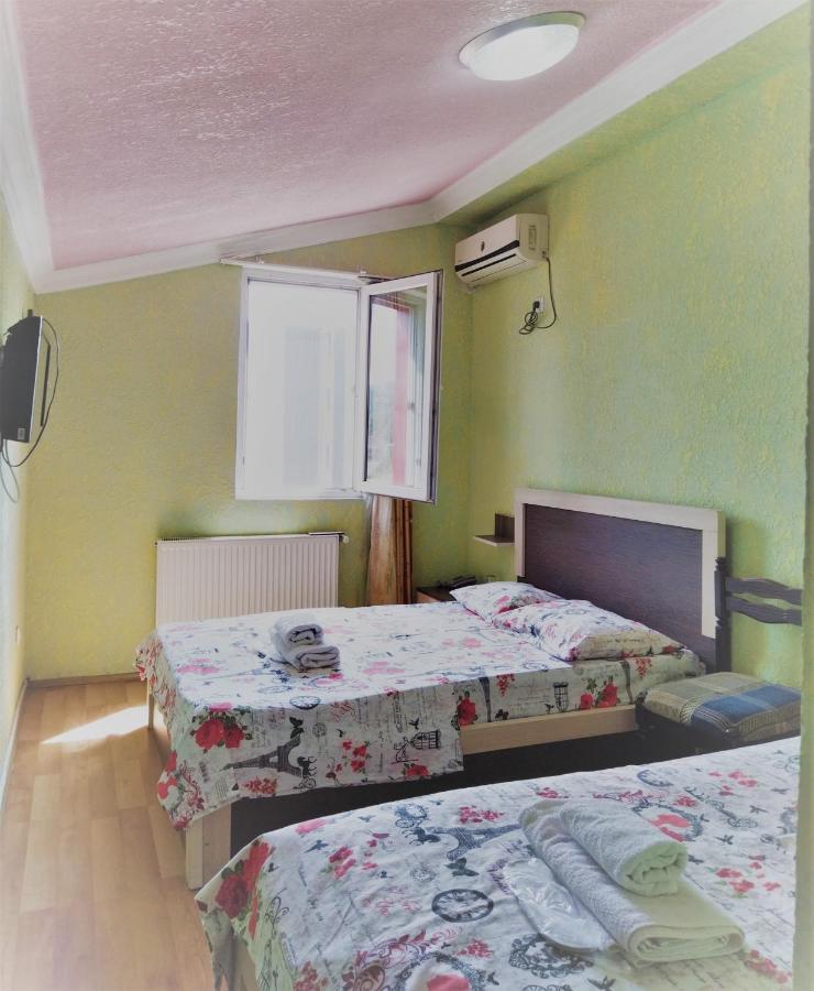 Hotel Vakhtanguri Batumi Esterno foto