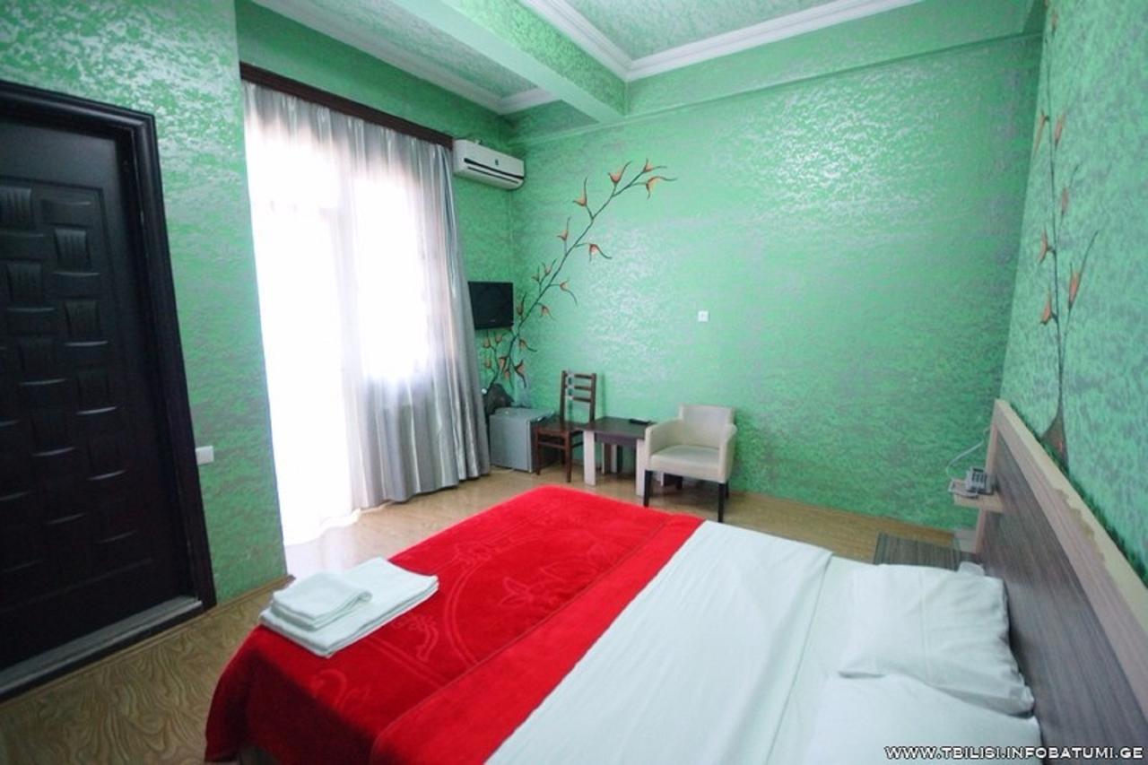 Hotel Vakhtanguri Batumi Esterno foto